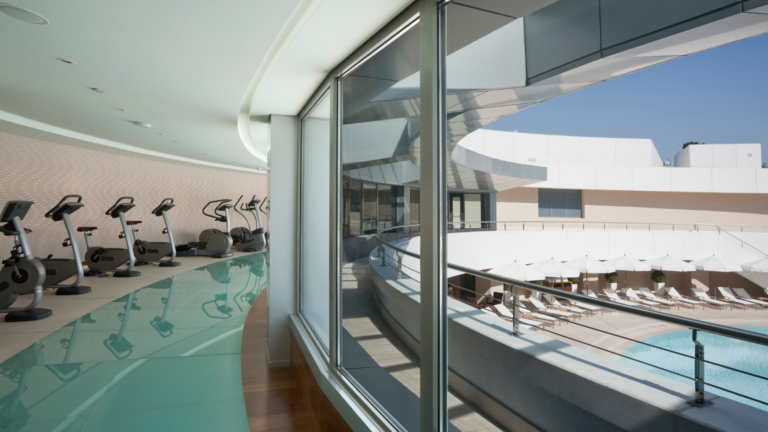 Tips para mantener el rendimiento de tu centro fitness en la época estival