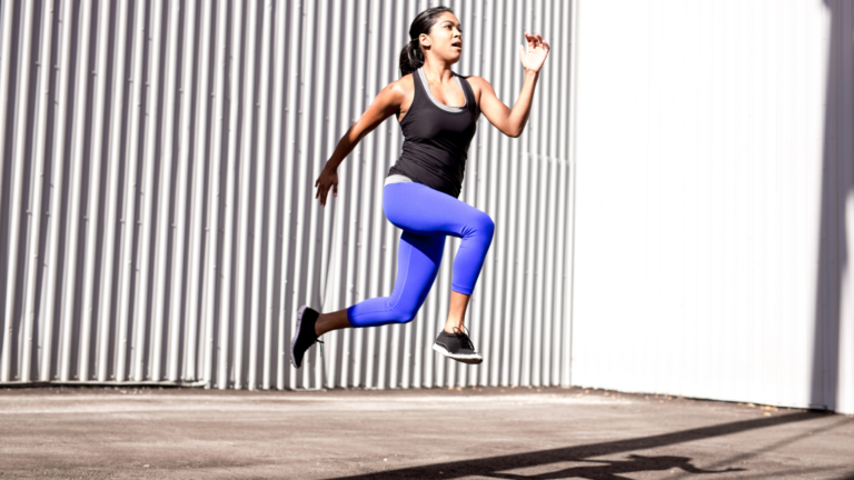 5 ejercicios de cardio para quemar calorías en casa sin necesidad de equipamiento